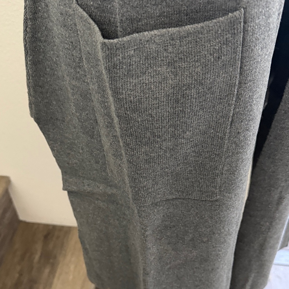 NWT Sleeveless Open Front Long Grey Knit Vest with Pockets - Picture 3 of 12